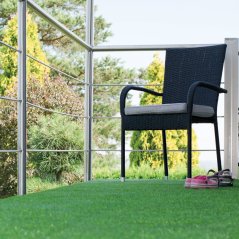 Balkon s dlažbou s umělou trávou Balkon s dlažbou s umělou trávou