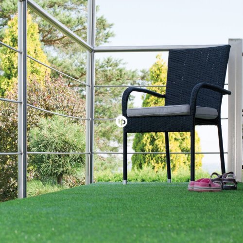 Balkon s dlažbou s umělou trávou